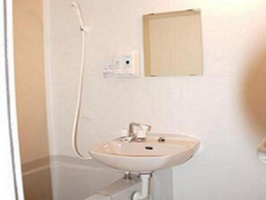 獨立浴缸和淋浴設備、免費盥洗用品、吹風機、拖鞋