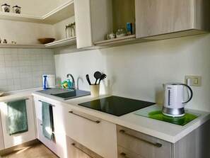 Réfrigérateur, micro-ondes, plaque de cuisson, cafetière/bouilloire