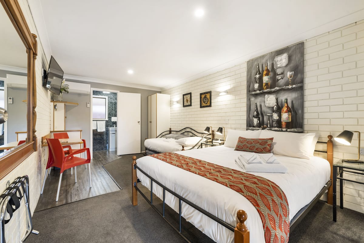 Twin kamer | Een minibar, een strijkplank/strijkijzer, gratis babybedden, gratis wifi