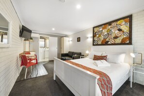 Chambre Deluxe, 1 grand lit | Minibar, fer et planche à repasser, lit de bébé (gratuit)