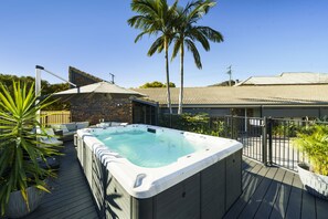 Outdoor spa tub - Esk Wivenhoe Motor Inn (Esk)
