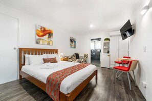 Minibar, tabla de planchar con plancha, cunas gratuitas y wifi gratis 