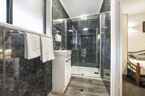 Quarto duplo | Banheiro | Chuveiro, produtos de toalete grátis, secador de cabelo 