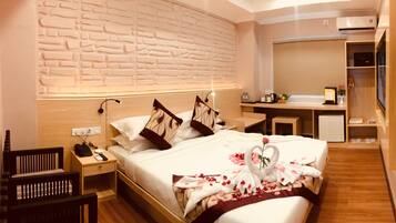Standard Room | Minibar, in-room safe, desk, laptop workspace