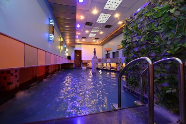Indoor pool - Hotel Shwe Gone Daing (Yangon)