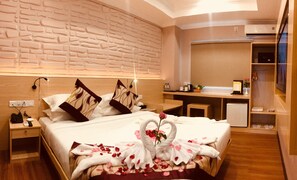 Standard Room | Minibar, in-room safe, desk, laptop workspace - Hotel Shwe Gone Daing (Yangon)