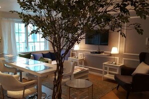 The Kings Park Suite | Living area | 28-inch flat-screen TV with cable channels, TV - The Kings Park Residence (Seoul)