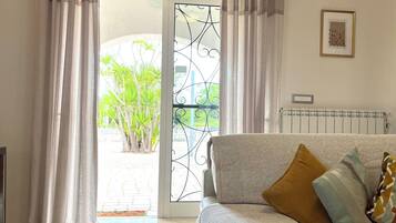 Télévision, lecteur de DVD, table de tennis de table, livres