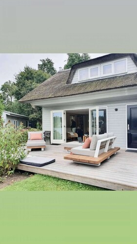 Charming reed roof Lakehouse, with surrounded garden, trampoline and watersports option