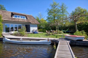 Outdoor dining - Charming reed roof Lakehouse, with surrounded garden, trampoline and watersports option (Haren)