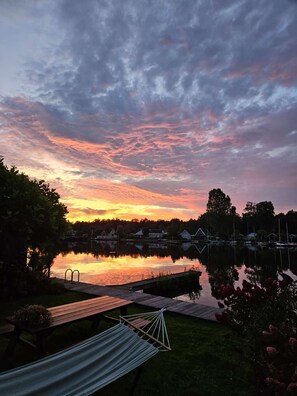 Property grounds - Charming reed roof Lakehouse, with surrounded garden, trampoline and watersports option (Haren)