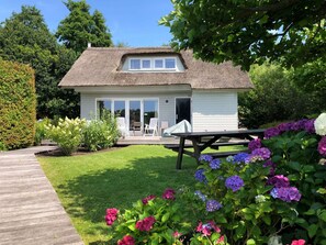 Outdoor dining - Charming reed roof Lakehouse, with surrounded garden, trampoline and watersports option (Haren)