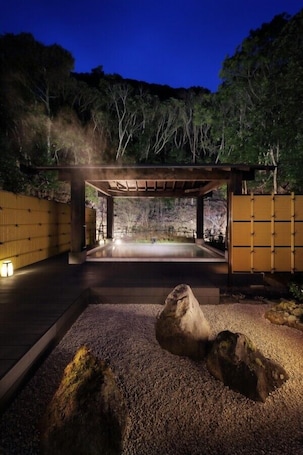 Pool. Ryokusuitei Katsuura Bekkan Suika