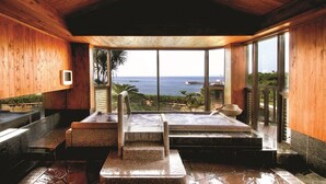 A wooden interior with a view of the sea, a hot tub, and a stone staircase. - Hotel Sunosaki Kazenosho (Tateyama)
