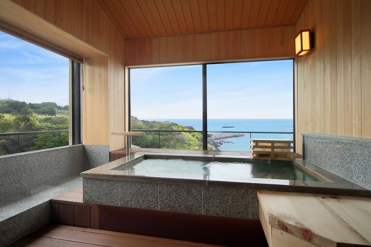 Un jacuzzi con vistas al mar y un faro.