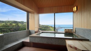 A hot tub with a view of the sea and a lighthouse. - Hotel Sunosaki Kazenosho (Tateyama)