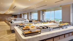 Montaje de bufé con diversos alimentos y un diseño interior moderno.
