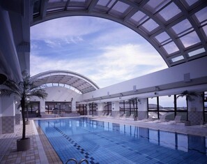 An indoor swimming pool with a curved ceiling and palm trees. - Hotel Ichinomiya Seaside Otsuka (Ichinomiya)