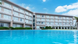 A hotel with multiple floors, balconies, and a swimming pool. - Hotel Ichinomiya Seaside Otsuka (Ichinomiya)
