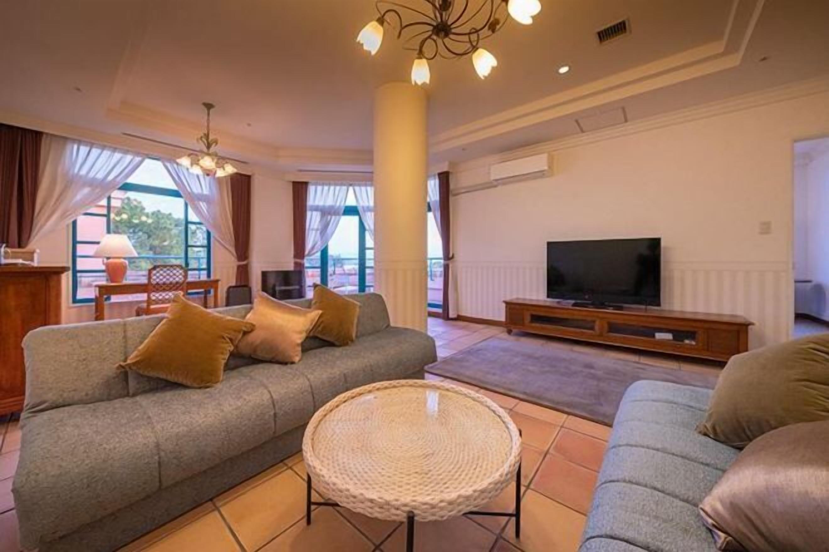 リビング エリア | 32 インチの薄型テレビ (デジタル放送視聴可)、テレビ