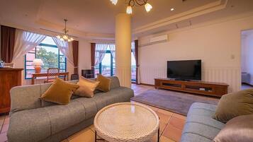 Suite King Bed Room - Indoor Bath - Non-Smoking | Free WiFi, bed sheets