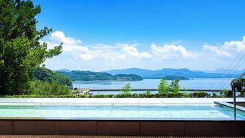 Una piscina con vistas a un lago y montañas.