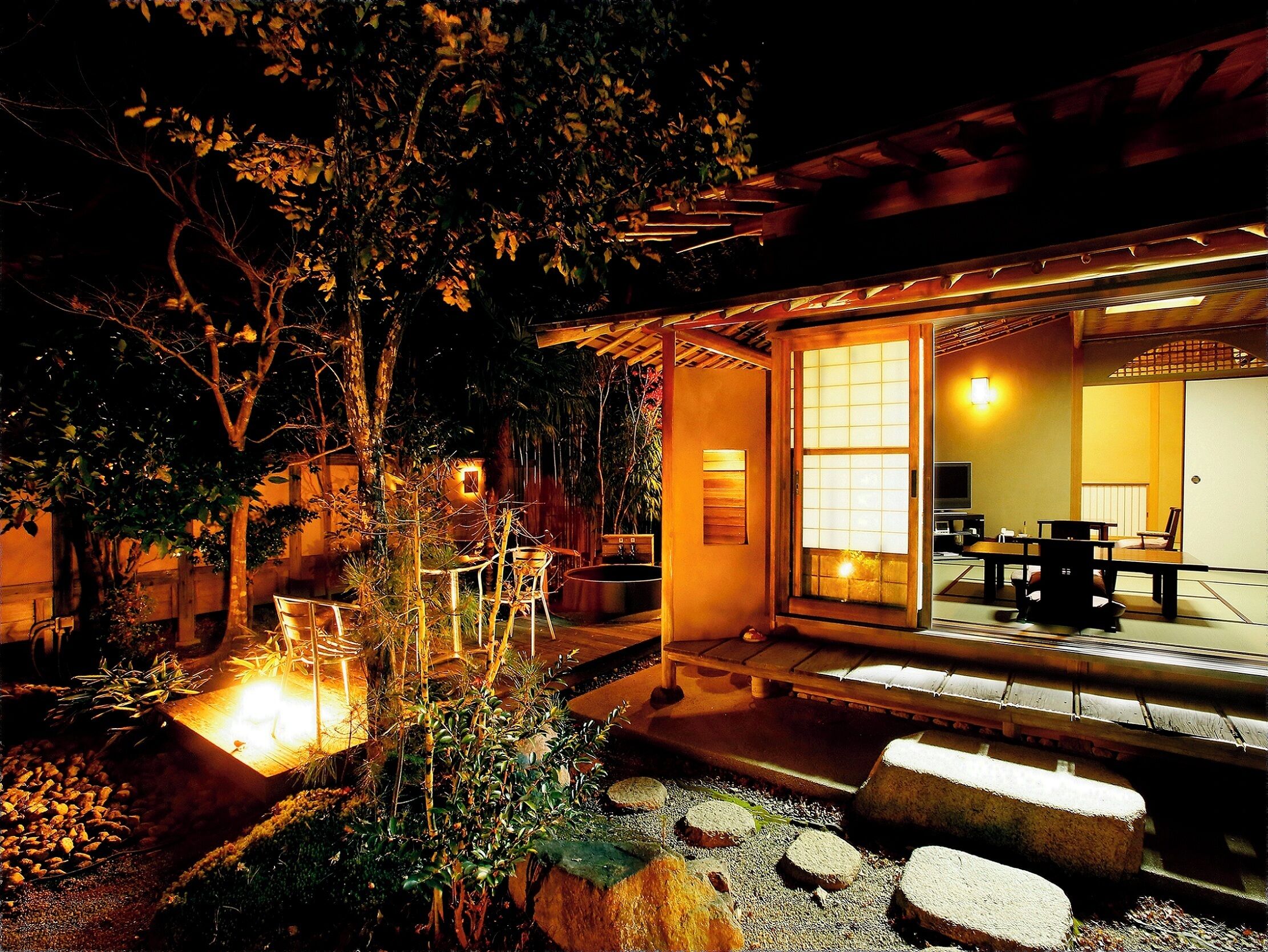 Um quarto em estilo japonês tradicional, com tatames, uma mesa baixa e um portas correderas.