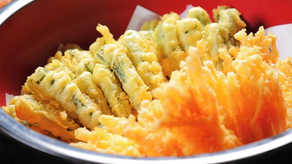 A bowl of tempura with vegetables. - Kirishima Onsen Doroyunoyado Sakura Sakura Onsen (Kirishima)