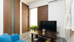 Japanese house | Living room | Flat-screen TV, DVD player - Ikuno House (Osaka)