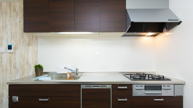Japanese house | Private kitchen | Full-size fridge, microwave, stovetop, dishwasher - Ikuno House (Osaka)