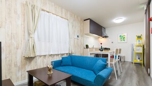 Japanese house | Living area | Flat-screen TV, DVD player - Ikuno House (Osaka)