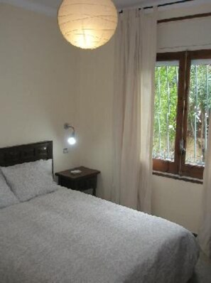 3 عدّة غرف نوم ومكواة/لوح كي وملاءات أسرّة