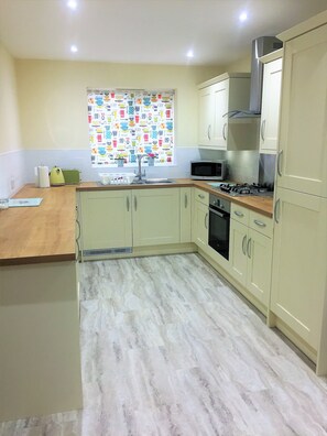 Een koelkast, een magnetron, een oven, een kookplaat