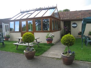 Outdoor dining - The Garden Annex- Perfect holiday home for family in Wotton-under-Edge (South Gloucestershire)