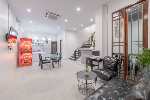 Lobby sitting area - Tiny Taladnoi Hostel (Bangkok)