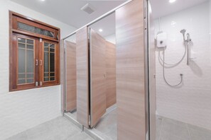 Free toiletries, bidet, towels - Tiny Taladnoi Hostel (Bangkok)