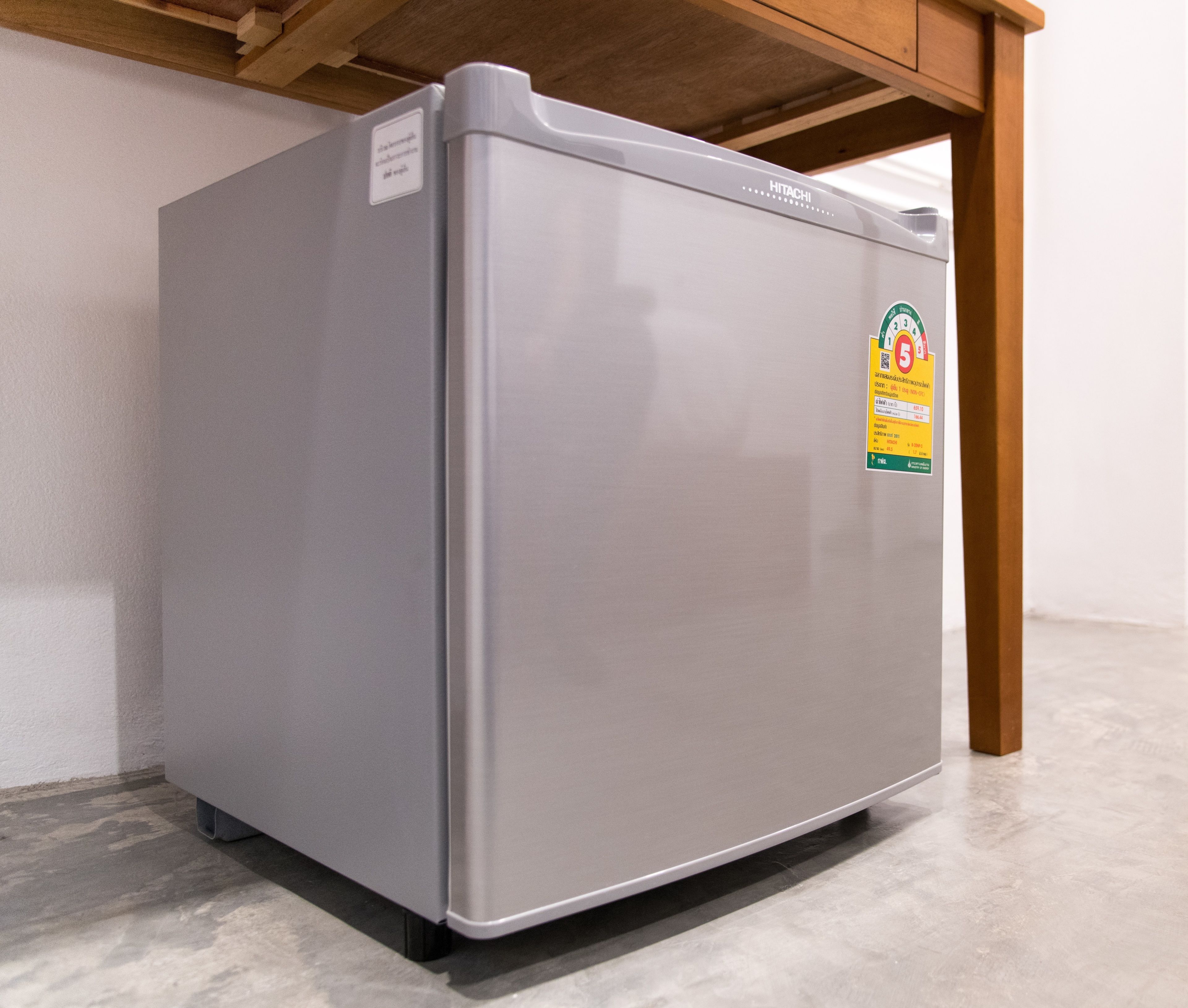 Un refrigerador pequeño y gris con una etiqueta que indica una calificación de 5 estrellas.