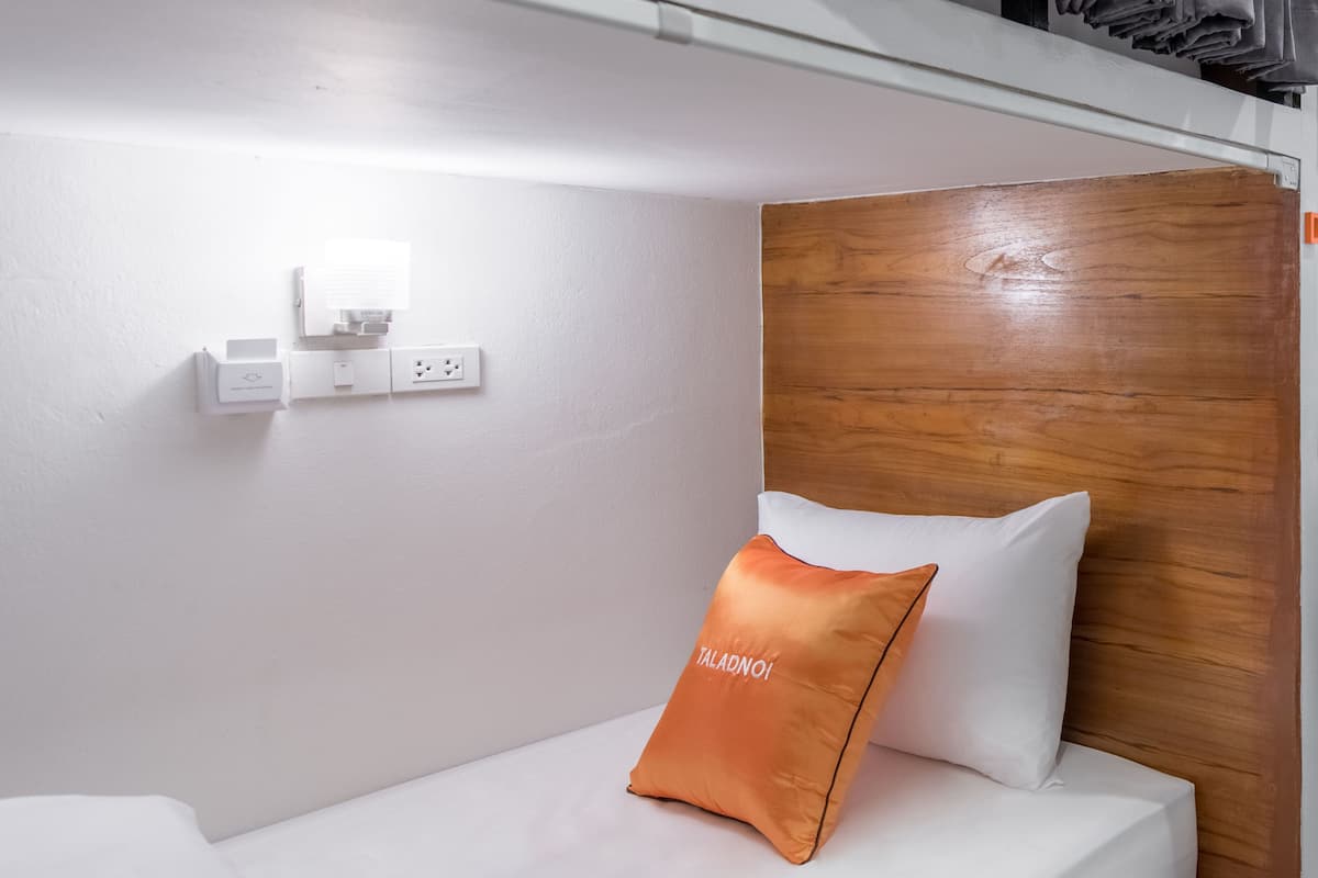 Basic Twin Room, Shared Bathroom | Blackout drapes, WiFi (free), bed sheets