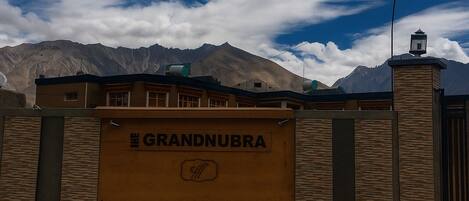 Entrada de hotel com uma placa que diz 'The Grandnubra'.