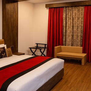 Habitación Deluxe | Ropa de cama de alta calidad, escritorio, cortinas opacas