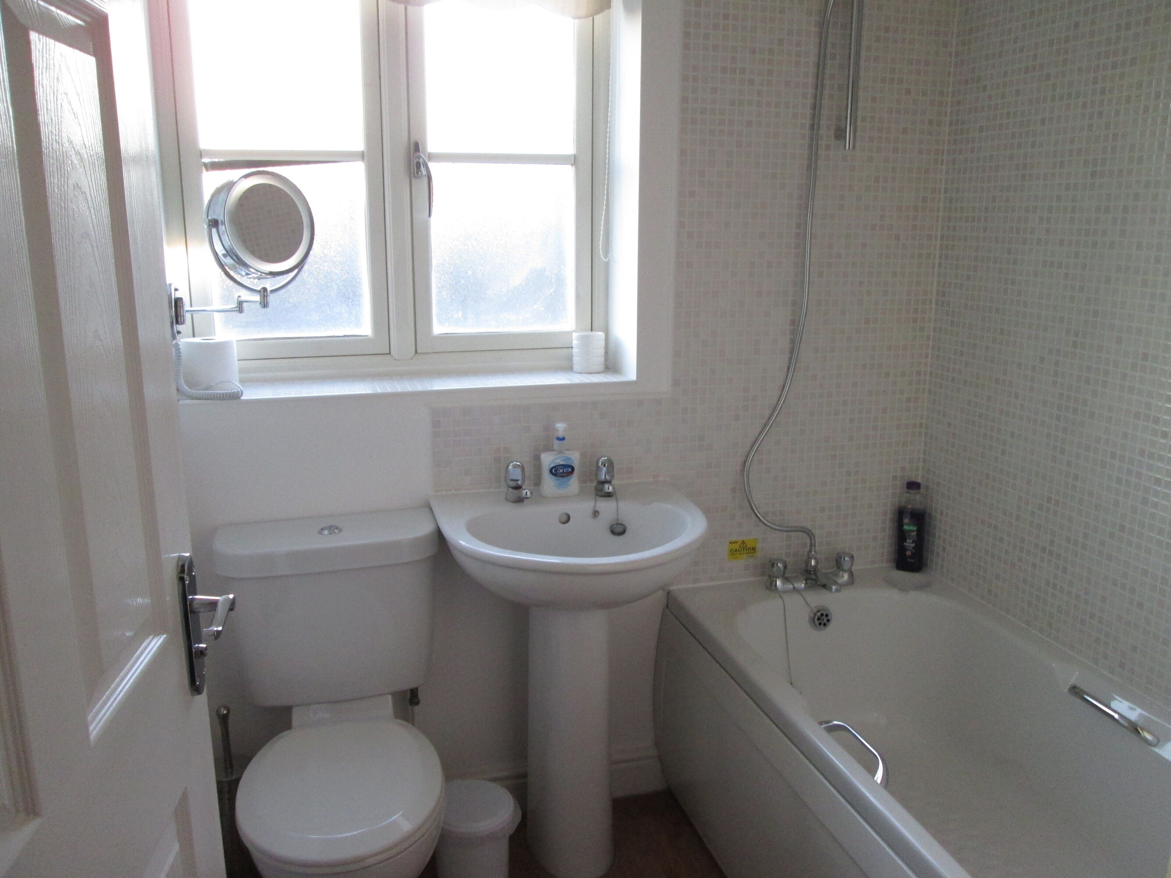 Ensemble douche/baignoire, sèche-cheveux, serviettes fournies, savon