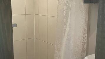 SĂšche-cheveux, serviettes fournies, papier toilette