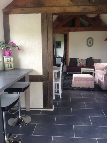 Cosy Chalet - Sleeps 2-3,  Peaceful Setting, 5kms To Shops,Linen/Towels Included