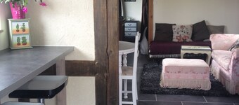 Cosy Chalet - Sleeps 2-3,  Peaceful Setting, 5kms To Shops,Linen/Towels Included