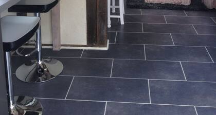 Cosy Chalet - Sleeps 2-3, Peaceful Setting, 5kms To Shops,Linen/Towels Included