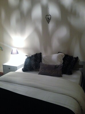 1 室のベッドルーム、WiFi、ベッドシーツ