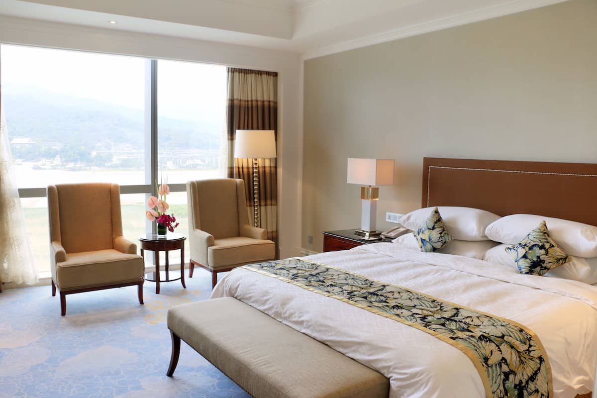 Executive suite | Luxe beddengoed, een minibar, een kluis op de kamer, een bureau