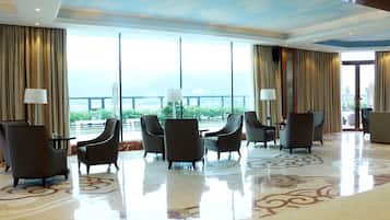 3 bars/lounges