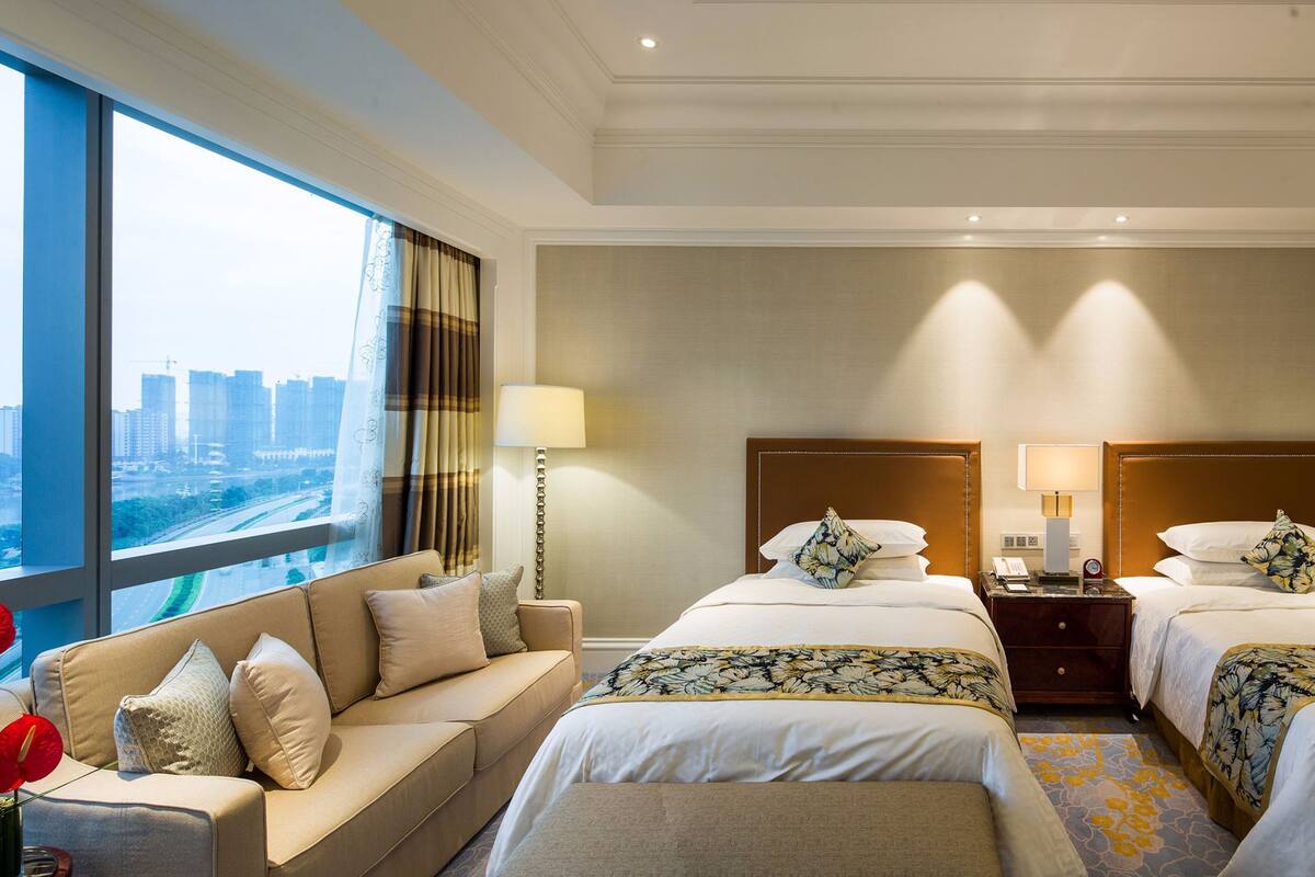 Luxe beddengoed, een minibar, een kluis op de kamer, een bureau