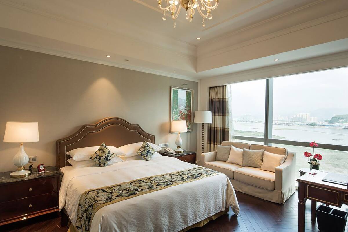 Executive tweepersoonskamer, 1 kingsize bed | Luxe beddengoed, een minibar, een kluis op de kamer, een bureau